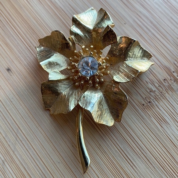 New View || Gold Toned Floral Pin Brooch - Picture 16 of 16